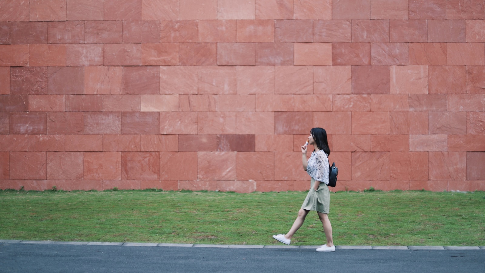 Phone-Free Walk: Tren Lifestyle 2026 untuk Jalan Kaki Lebih Tenang dan Pikiran Lebih Jernih
