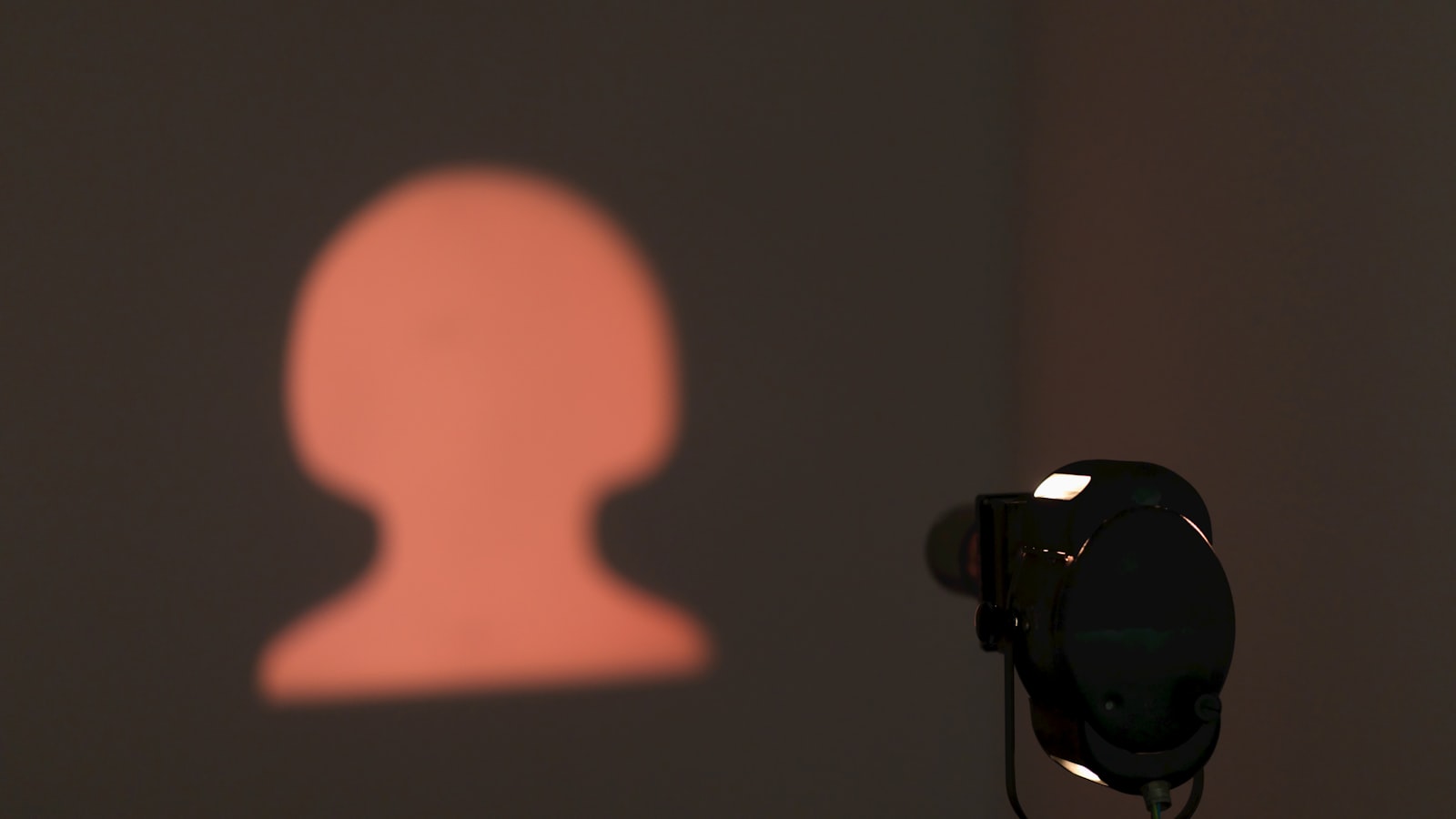 Shadow AI 2026: Kebiasaan Pakai Tools AI Diam-Diam yang Mulai Jadi Risiko di Tempat Kerja