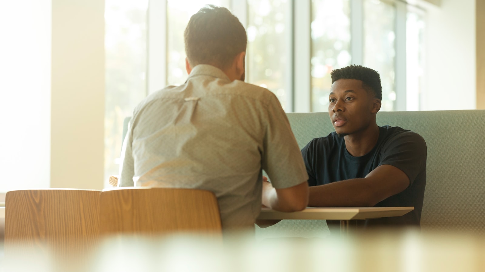 Reverse Mentoring: Cara Pengembangan Diri dengan Belajar dari Generasi yang Lebih Muda di 2026
